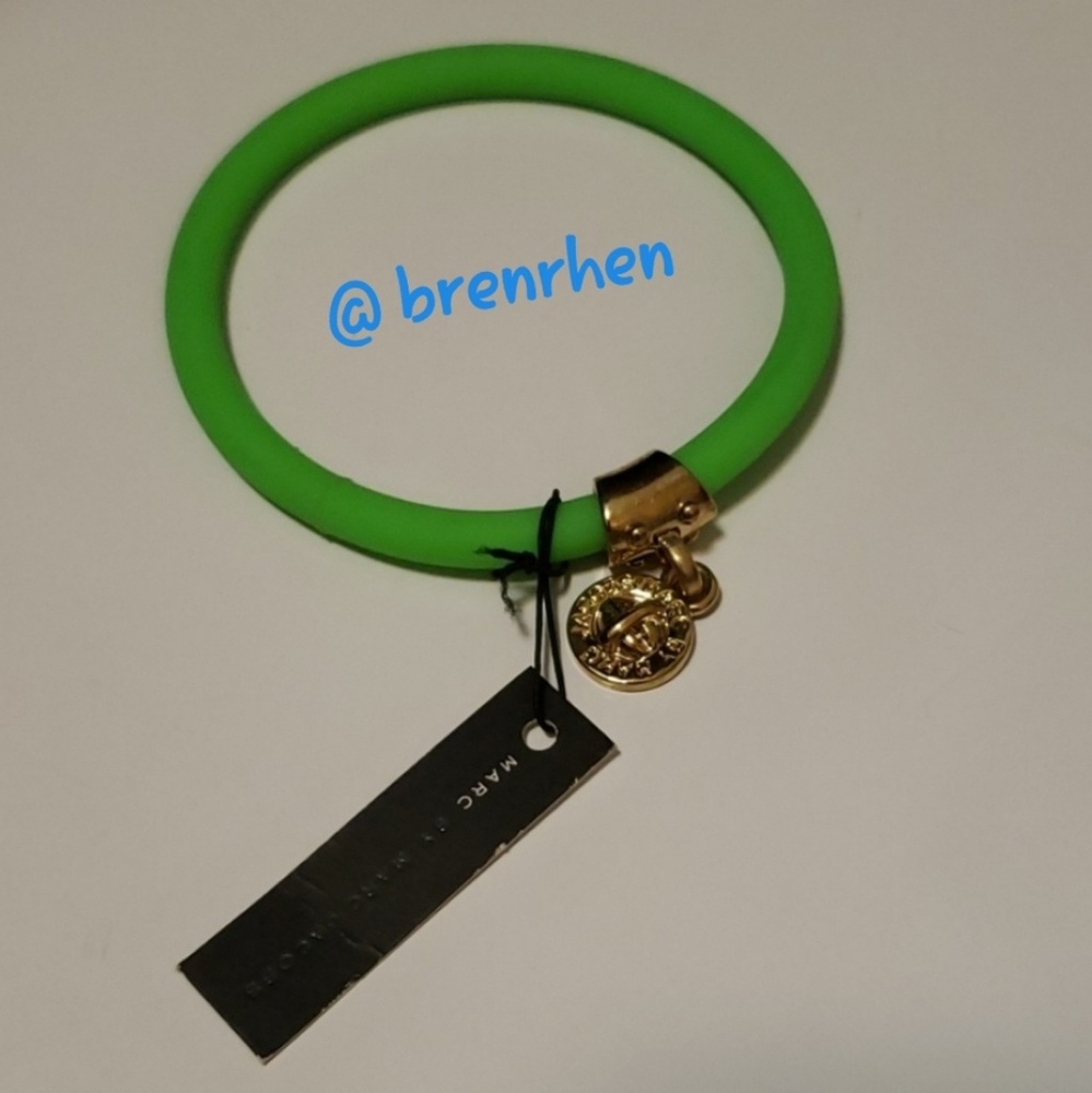 MARC JACOBS JELLY CAHRM BRACELET